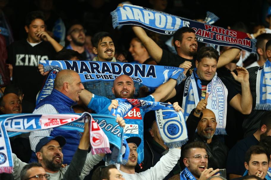 I tifosi del Napoli cantano prima della partita contro il Psg. Afp